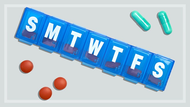 蓝色7天药丸盒，灰色背景，红色和绿色药丸